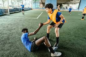 为什么外野手在回传球时倾向于采用低平球而非高弧度传球